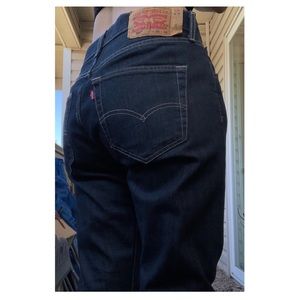 Dark blue almost black straight legged 501’s.